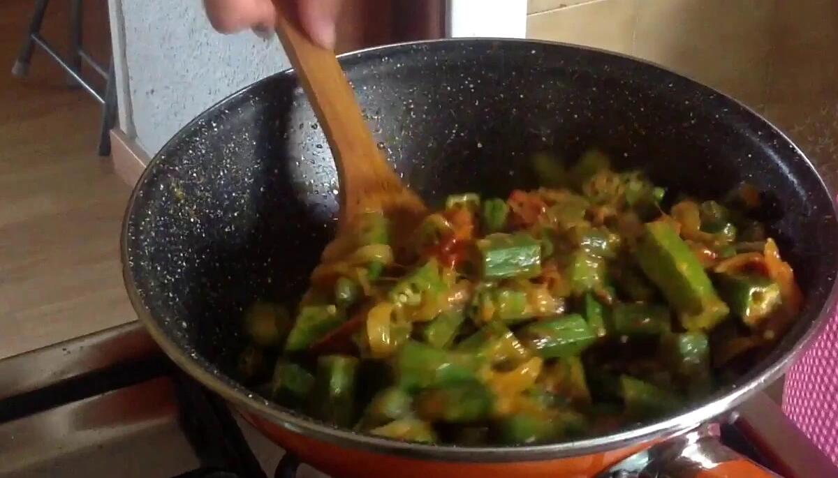 Okra vegetal receta India (Bhindi Masala)