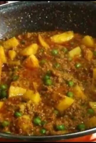 Delicioso guiso de carne picada con patatas y guisantes estilo Keema Aloo Mattar