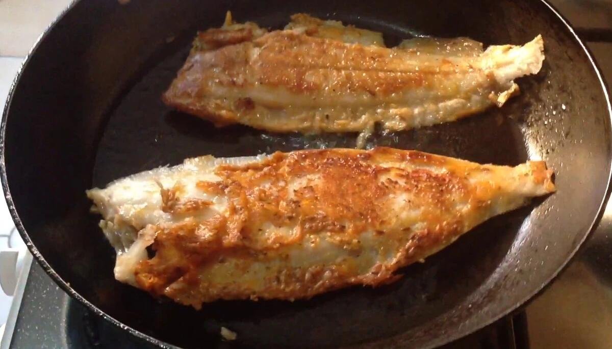 Delicioso pescado frito mendo y langostinos a la plancha